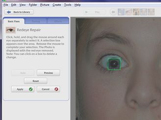 Picasa - odstranění efektu červených očí: program automaticky
najde oči, myší můžete dokreslit další obdélníčky, červené oči poté
ztmavnou a zmizí