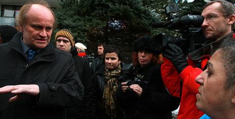 Ministr pro menšiny a lidská práva Michael Kocáb dostal od radnice Litvínova k dispozici jeden z vybydlených bytů na janovském sídlišti.