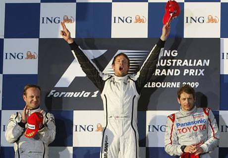 Velká cena Austrálie, vítěz Jenson Button (vprostřed), druhý Rubens Barrichello (vlevo) a třetí Jarno Trulli 