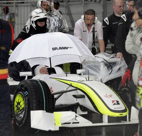 Jenson Button pod deštníkem. Nakonec se dočkal triumfu ve Velké ceně Malajsie.