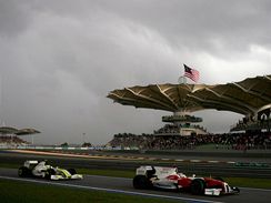 Trulli a Barrichello v Malajsii při změně počasí