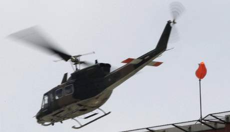 Helikoptéra odváží politiky z thajského summitu do bezpečí (11. dubna 2009)
