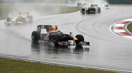 Velká cena Číny, ve vedení Sebastian Vettel. 