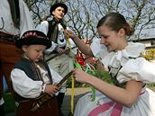 Tradiční pomlázku - mrskut - zachovávají členové folklórního souboru Haná z Velké Bystřice na Olomoucku