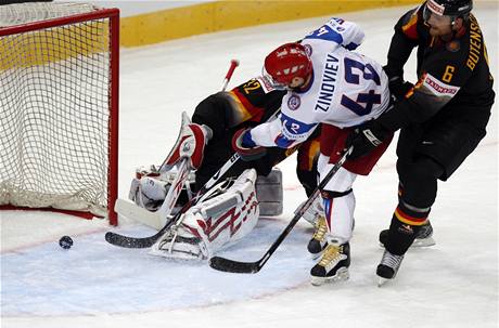 Ruský hokejista Sergej Zinovjev dává gól v zahajovacím utkání proti Německu.