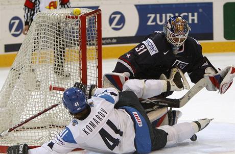 VYHRÁLI. Američtí hokejisté převýšili finského soupeře tak, jako brankář Esche útončík Komarova.