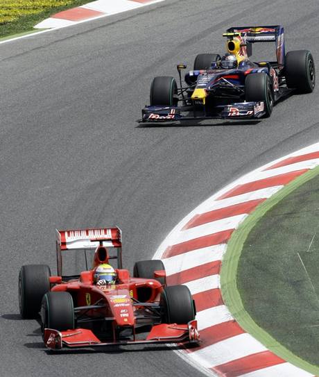 VC Španělska 2009: V popředí Felipe Massa z Ferrari, za ním Sebastian Vettel z Red Bullu
