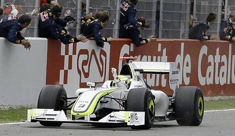 Jenson Button z Brawn GP se raduje z vítězství při VC Španělska