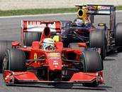 VC Španělska 2009: V popředí Felipe Massa z Ferrari, za ním Sebastian Vettel z Red Bullu