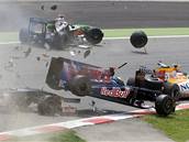 Havárie mezi Sebastianem Bourdaisem (Toro Rosso), Sebastianem Buemim (Toro Rosso, vlevo) a Nelsonem Piquetem (oranžový vůz Renaultu)