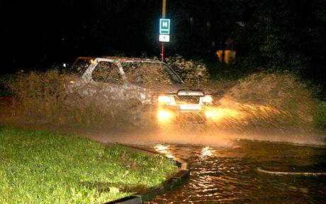 Zaplavená Zašovská ulice ve Valašském Meziříčí. (24. června 2009)
