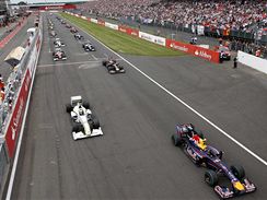 Start Velké ceny Velké Británie, v čele Sebastian Vettel na Red Bullu