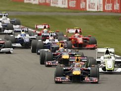 Pole závodníků VC Británie, kterému vévodí Sebastian Vettel z Red Bullu.