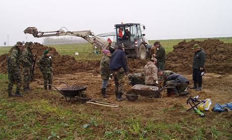 Pole, na němž našli vojenští fandové sovětské letadlo 40 centimetrů pod povrchem. (25.10.2010)