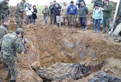 Pole, na němž našli vojenští fandové sovětské letadlo 40 centimetrů pod povrchem. (25.10.2009)