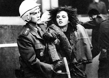 Policejní zásah na Václavském náměstí v Praze. (listopad 1989)