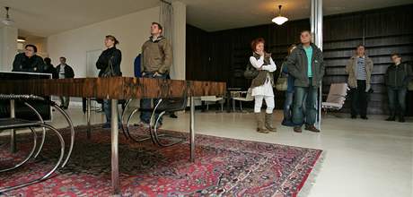 Prohlídka funkcionalistické vily Tugendhat v Brně. Památka UNESCO bude v roce 2010 kvůli opravám uzavřena.