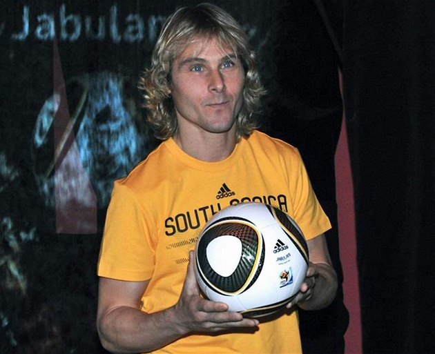 Pavel Nedvěd s míčem pro mistrovství světa Jabulani