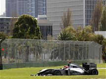 I mistr tesař se utne. Michael Schumacher s Mercedesem mimo trať.
