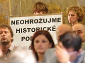 O kontroverzní stavbě podzemních garáží na
Zelném trhu v Brně nakonec i přes snahu aktivistů rozhodne až
zastupitelstvo, které vzejde po říjnových komunálních volbách. 