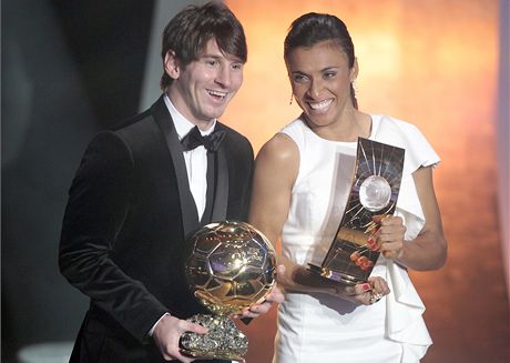 Argentinec Lionel Messi a Brazilka Marta s trofejemi pro nejlepšího fotbalistu a nejlepší fotbalistku roku 2010.
