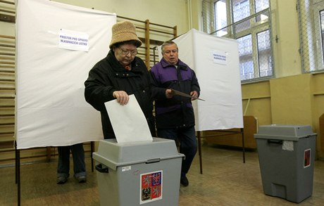 Lidé hlasují v opakovaných komunálních volbách v Českém Těšíně.