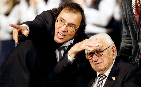 Sir Nicholas Winton s režisérem Matějem Mináčem. (20. ledna 2011)