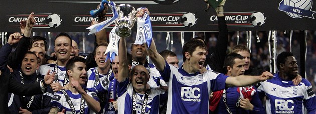 JSME VÍTĚZOVÉ Martin Jiránek (první zleva v dresu) se raduje se spoluhráči z Birminghamu z triumfu v Ligovém poháru.