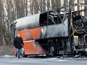 Vyhořelý autobus, kterým jeli na zápas malí hokejisté brněnské Komety, na silnici č.50 nedaleko obce Staré Hutě Vyhořelý autobus, kterým jeli na zápas malí hokejisté brněnské Komety, na silnici č.50 nedaleko obce Staré Hutě