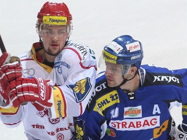 Třinecký Martin Lojek (vlevo) v souboji s Petrem Hubáčkem z Brna.