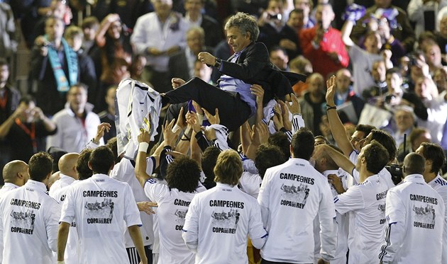 ZASE HRDINOU. Trenér Realu Madrid José Mourinho nad hlavami hráčů po triumfu ve Španělském poháru. 