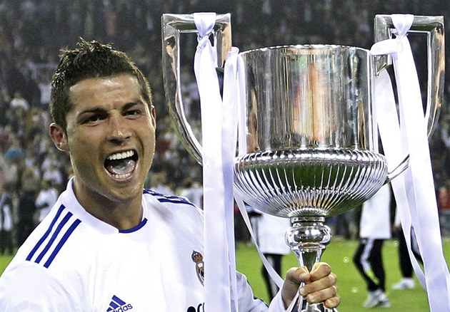S POHÁREM. Cristiano Ronaldo z Realu Madrid s trofejí pro vítěze Španělského poháru. 