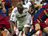 NEÚSPĚŠNÝ PRŮNIK. Lassana Diarra (v bílém) se pokusil proniknout barcelonským blokem, ale Seydou keita a Pedro Rodriguez hráče Realu Madrid dál nepustili.