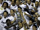 BLÁZNIVÁ RADOST. Fotbalisté Realu Madrid s trofejí pro vítěze Španělského poháru. 