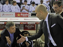 Josep Guardiola z Barcelony (vpravo) a José Mourinho z Realu Madrid.