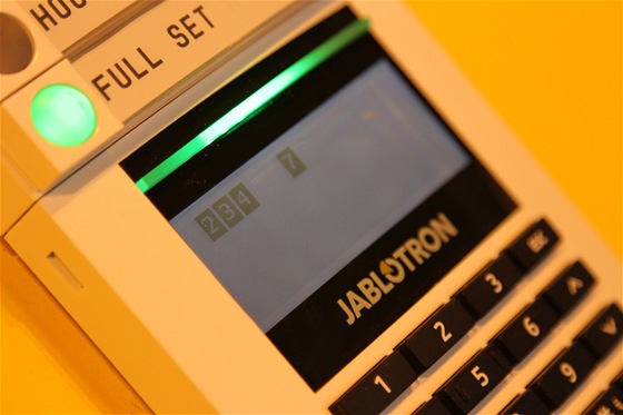Nový alarm od Jablotronu. Část s klávesnicí pro zadání kódu, který však může nahradit přístupová karta. Případně lze obě možnosti kombinovat.