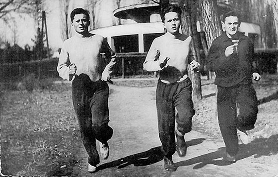 Bratři (zleva) Ctirad a Josef Mašínovi a Milan Paumer si před útěkem z