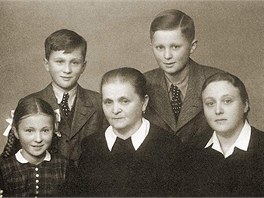Rodina Mašínových za války, rok 1944. - V popředí zleva: Zdena Mašínová,