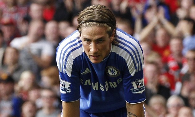 HLAVU VZHŮRU. Fernando Torres na stadionu Manchesteru United jednu šanci s
