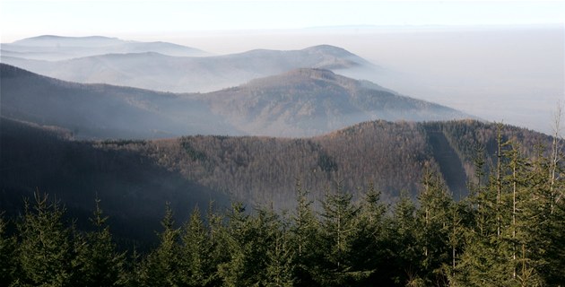 Pohled z Velkého Javorového v Těšínských Beskydech. Na horách jasno, dole