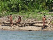 Nedatovaný snímek členů peruánského kmene Mashco-Piro u řeky v národním parku