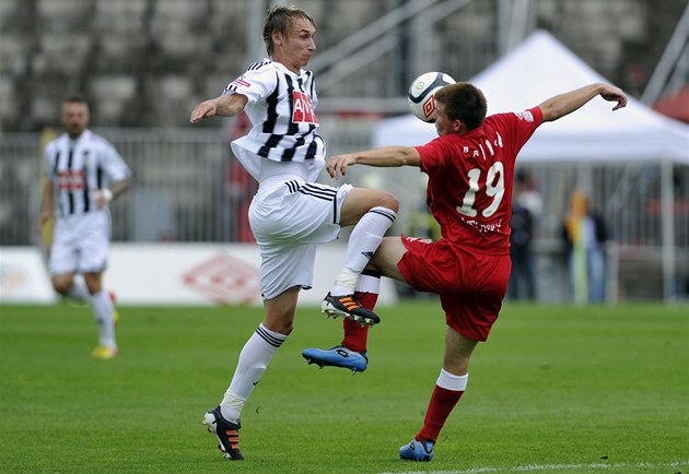 Brněnský Milan Lutonský (vpravo) si snaží zpracovat míč před českobudějovickým