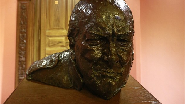 Originál hlavy Winstona Churchilla od Ivor Roberts-Jonese je na radnici Prahy 3.