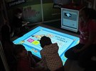 Alíkův stánek na Dětské planetě v dětském obležení při seznamování s Hravým učením.