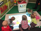 Magic Box, interaktivní podlahový projektor umožňuje společnou práci dětí a to nejen s Hravým učením, novou sekcí dětského webu Alík.cz