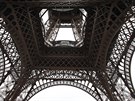 Novou prosklenou plošinu dostala Eiffelova věž ke 125. narozeninám.